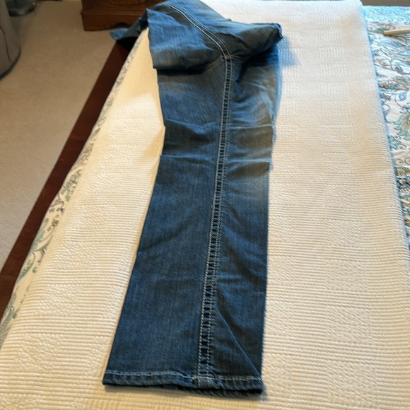 Women's R.E.A.L. Ariat denim jeans. Mid-rise straight, size 32R. Washed,not worn - Picture 14 of 15